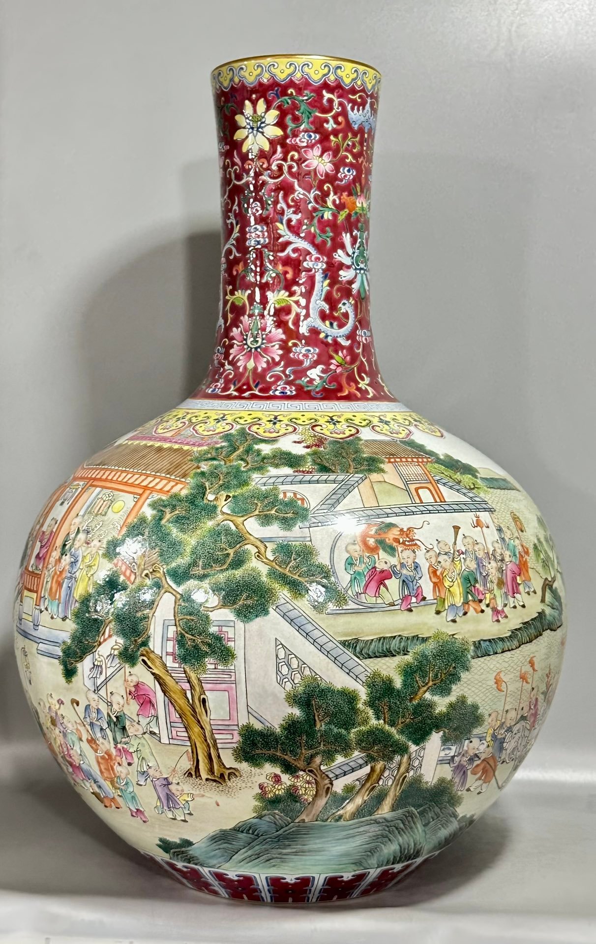 Qing Dynasty Qianlong Yangcai rouge red dragon entwined branches figure celestial sphere vase