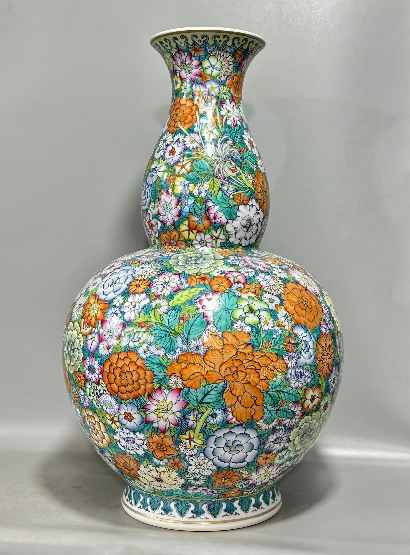 Qing Dynasty Qianlong blue and white gourd vase with multi-coloured patterns and ten thousand flowers