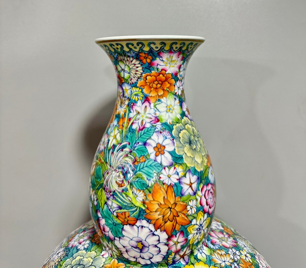 Qing Dynasty Qianlong blue and white gourd vase with multi-coloured patterns and ten thousand flowers