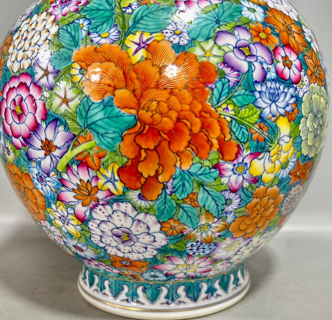 Qing Dynasty Qianlong blue and white gourd vase with multi-coloured patterns and ten thousand flowers