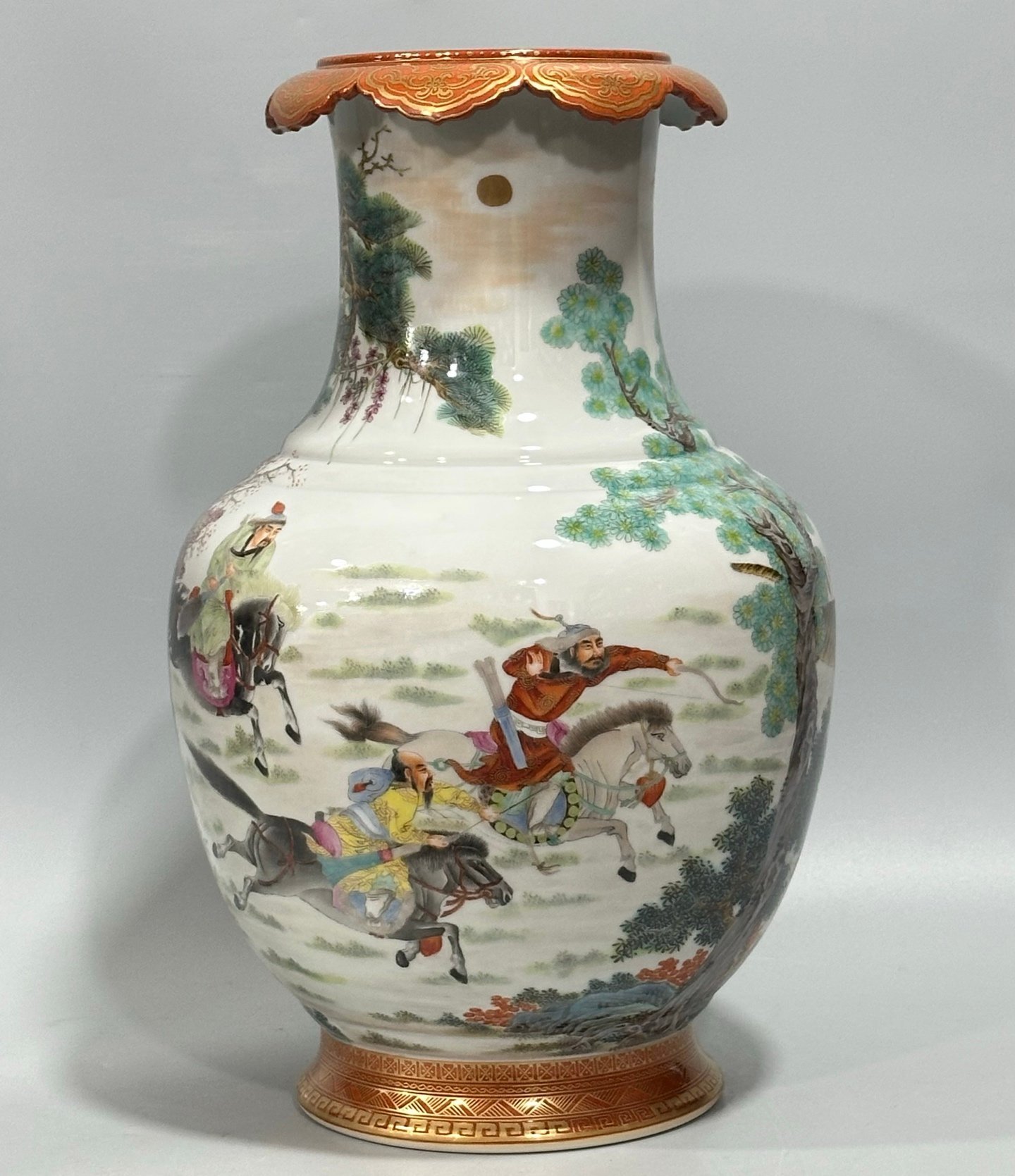 Qing Dynasty Qianlong Ruyi mouth vase with Yangcai top and bottom alum red and gold