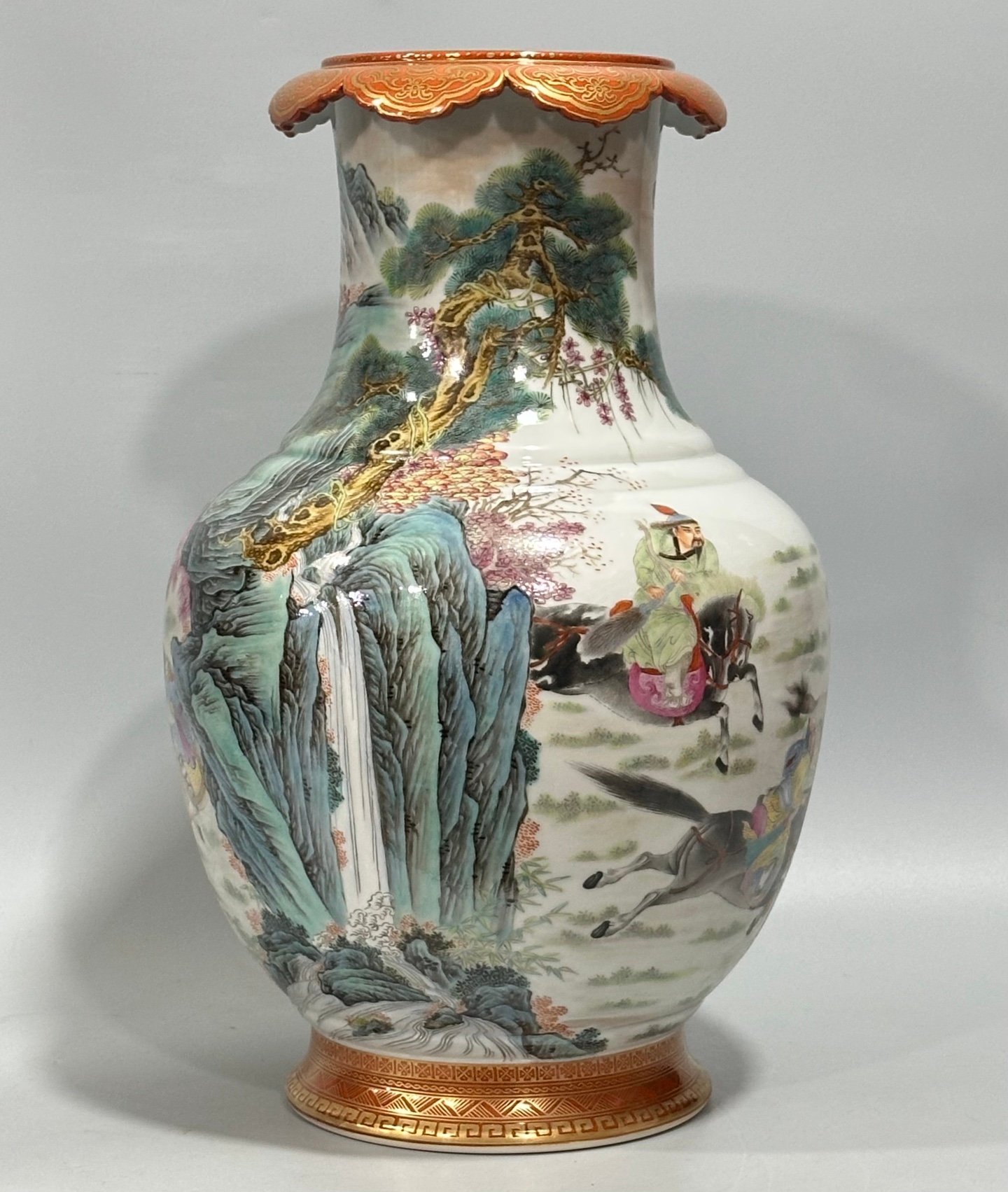 Qing Dynasty Qianlong Ruyi mouth vase with Yangcai top and bottom alum red and gold