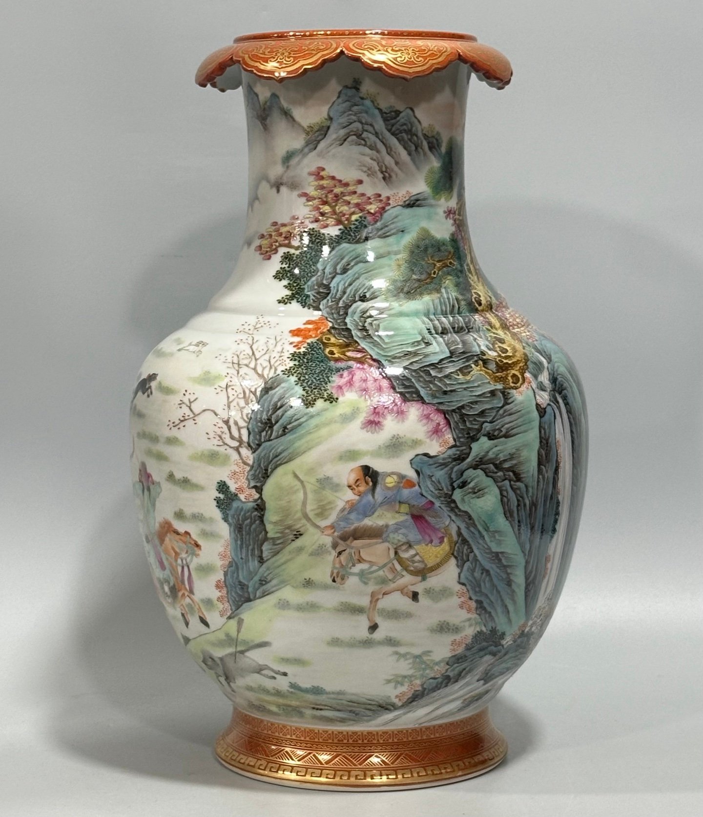 Qing Dynasty Qianlong Ruyi mouth vase with Yangcai top and bottom alum red and gold