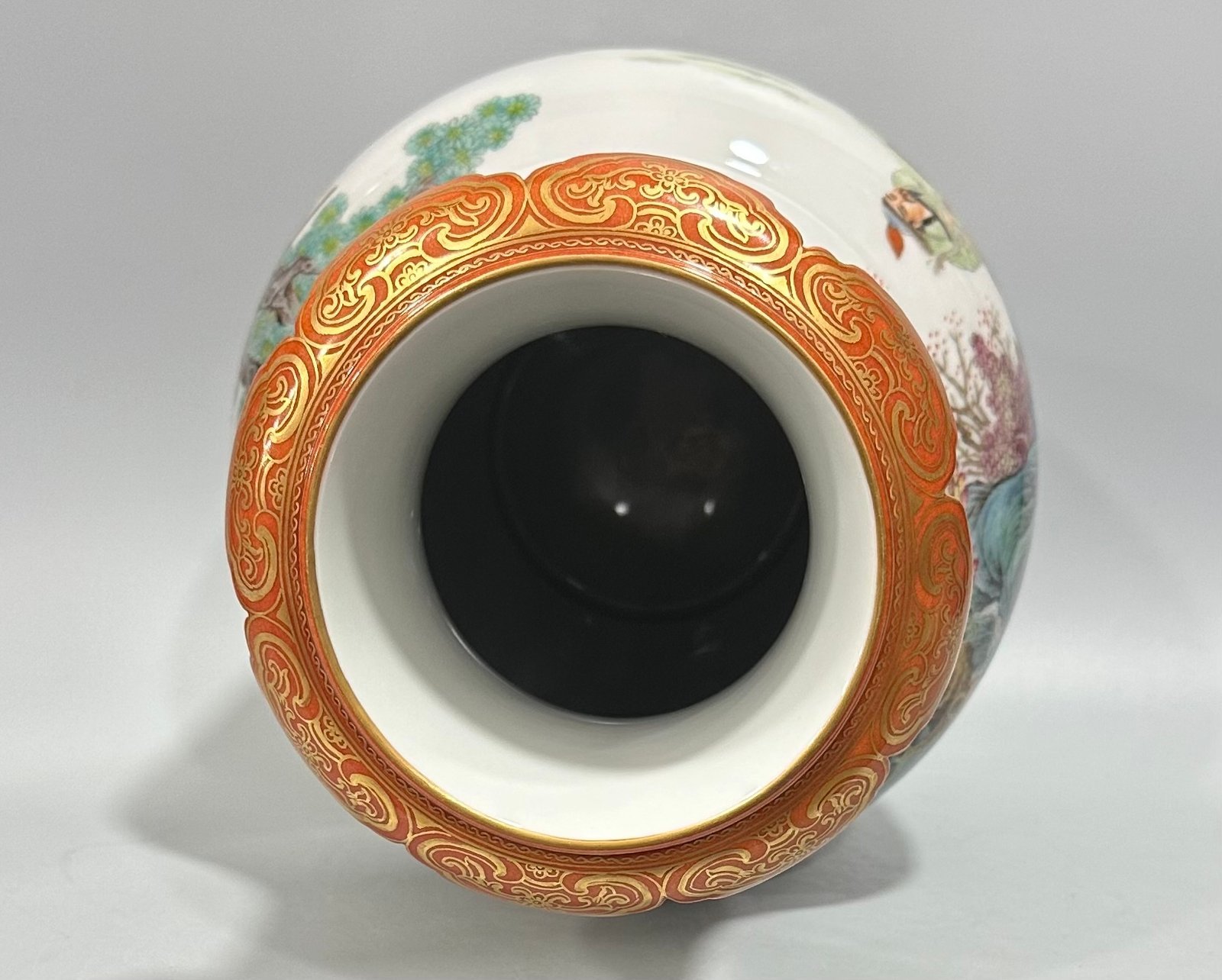 Qing Dynasty Qianlong Ruyi mouth vase with Yangcai top and bottom alum red and gold