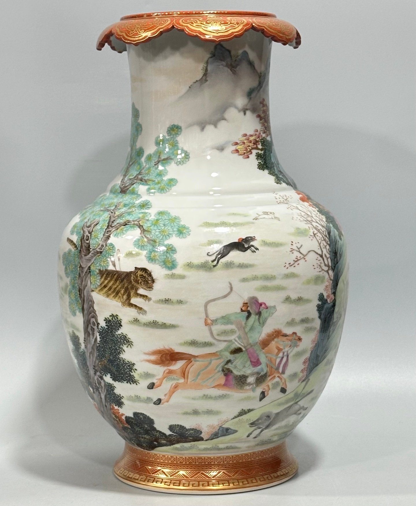 Qing Dynasty Qianlong Ruyi mouth vase with Yangcai top and bottom alum red and gold