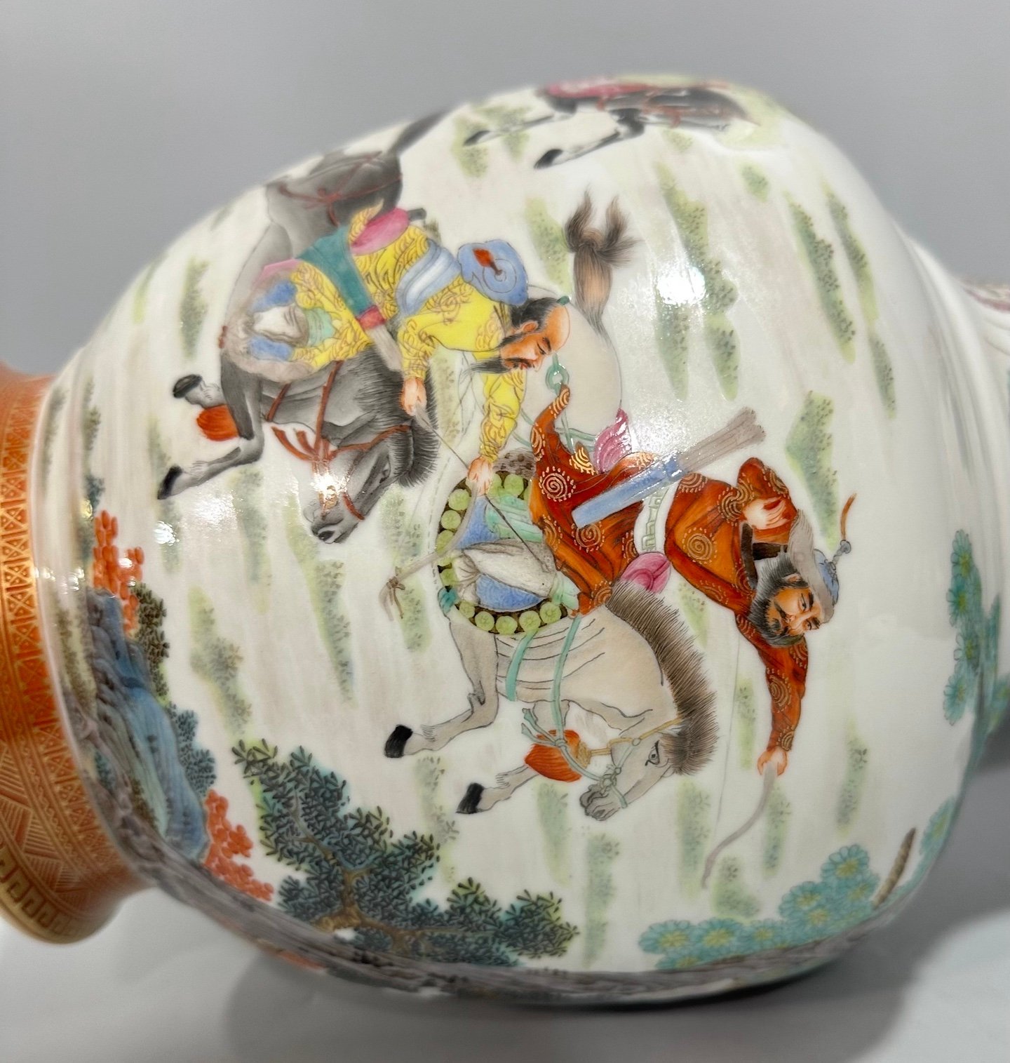 Qing Dynasty Qianlong Ruyi mouth vase with Yangcai top and bottom alum red and gold