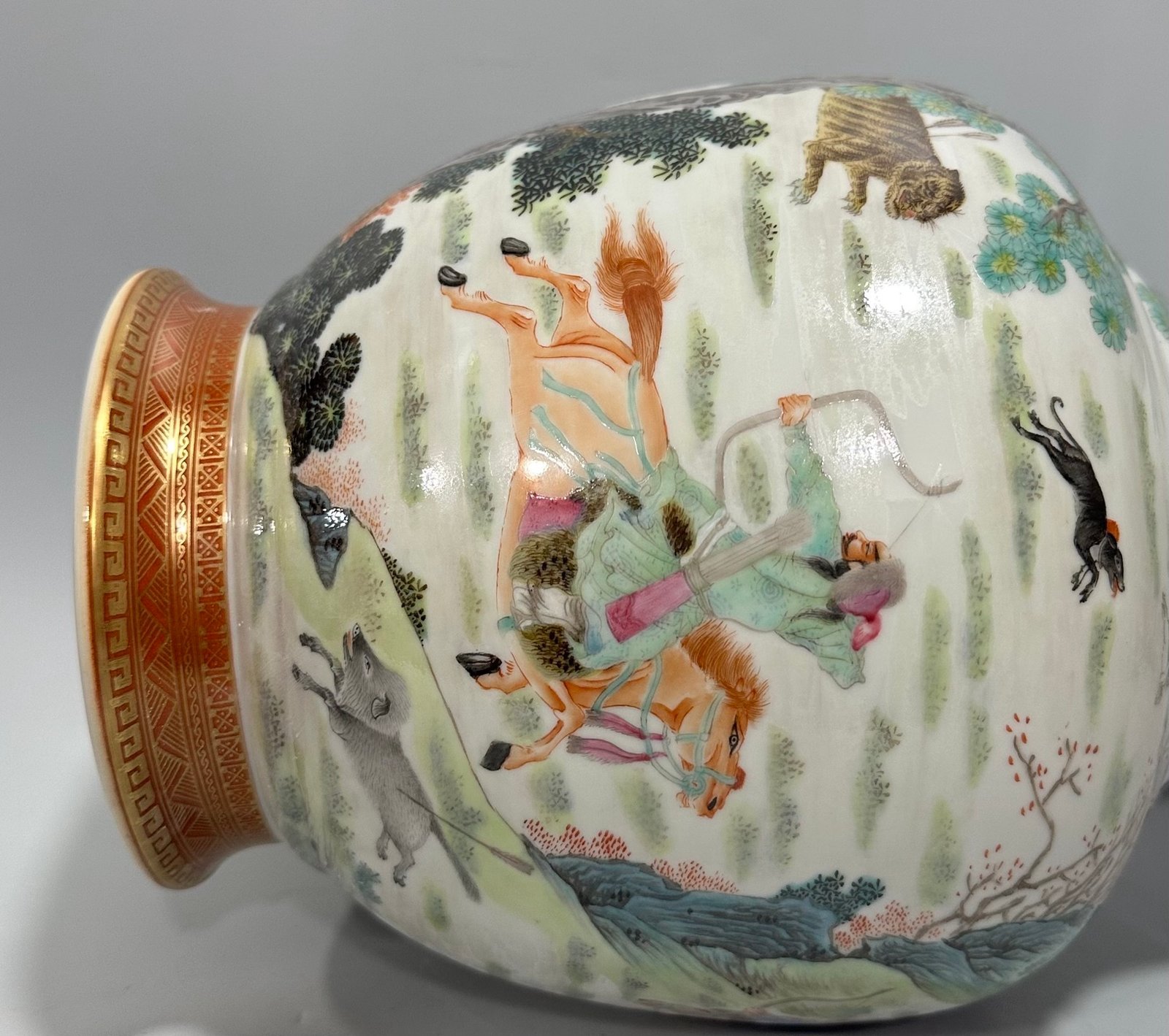 Qing Dynasty Qianlong Ruyi mouth vase with Yangcai top and bottom alum red and gold