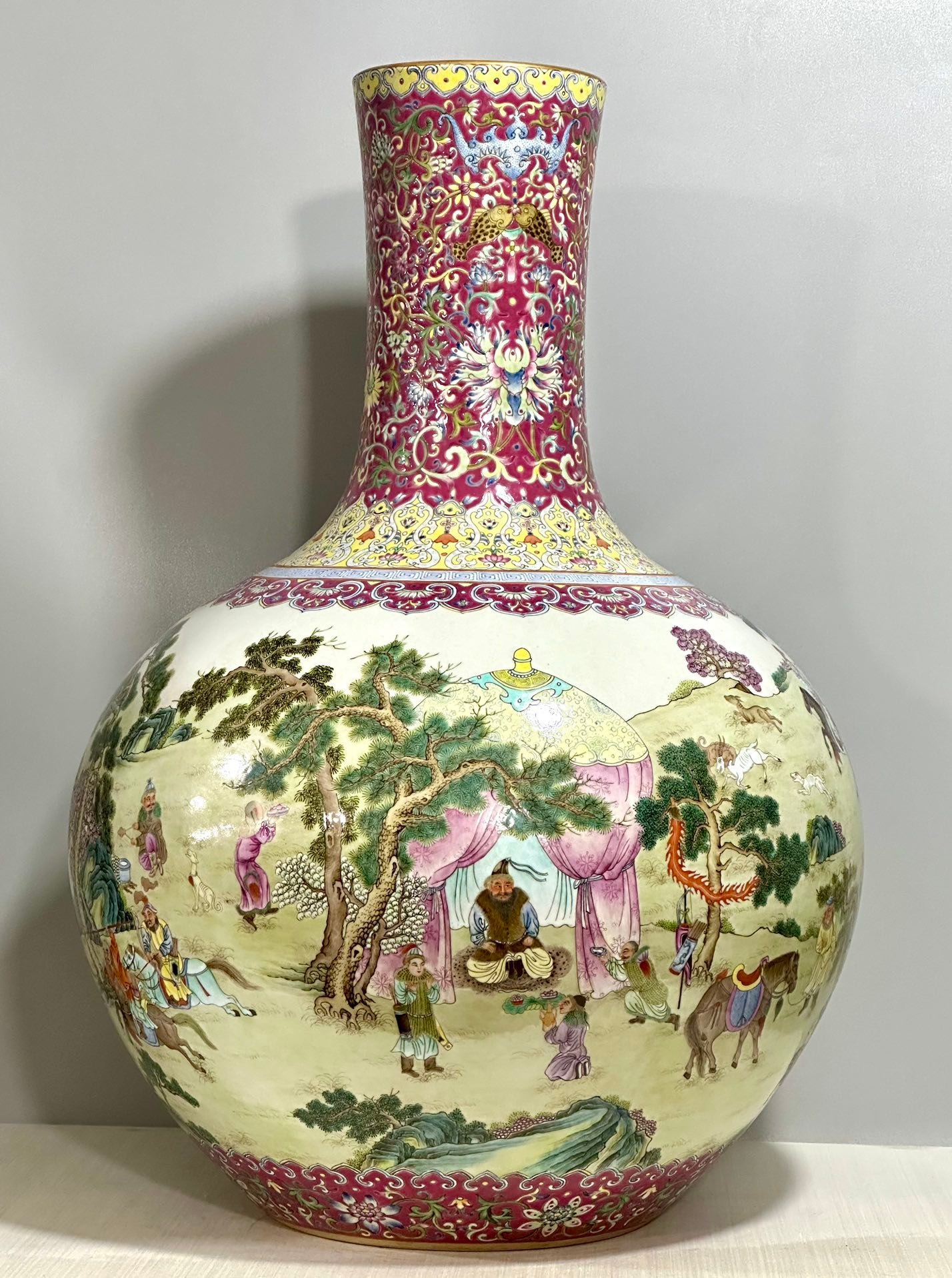 Qing Dynasty Qianlong Yangcai celestial vase