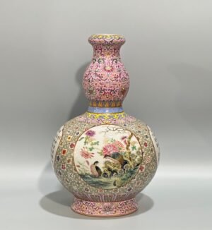 Qing Dynasty Qianlong Yangcai cotton gourd vase with open window