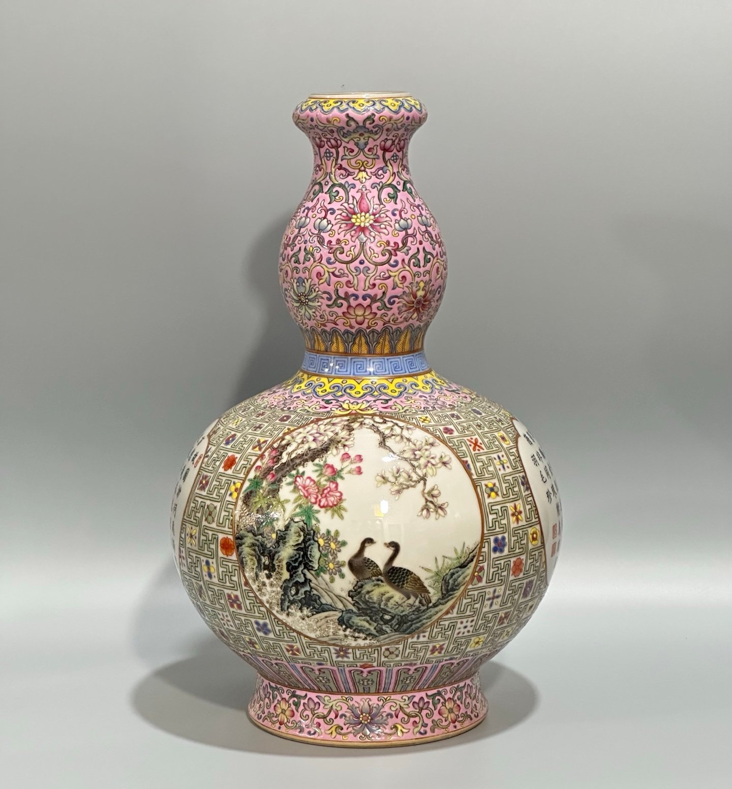Qing Dynasty Qianlong Yangcai cotton gourd vase with open window