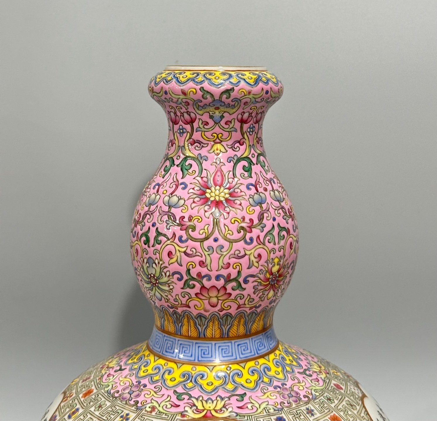 Qing Dynasty Qianlong Yangcai cotton gourd vase with open window