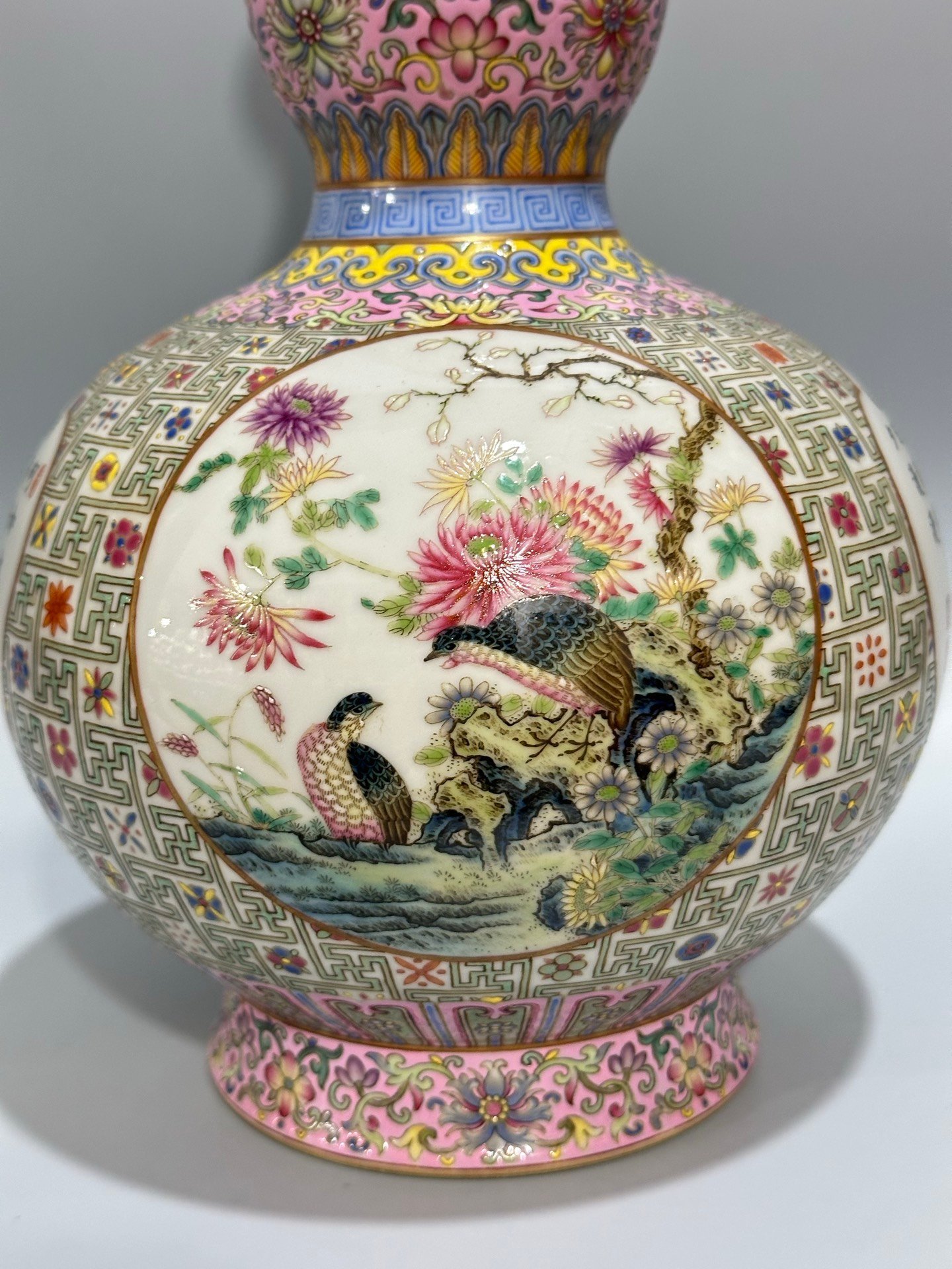 Qing Dynasty Qianlong Yangcai cotton gourd vase with open window
