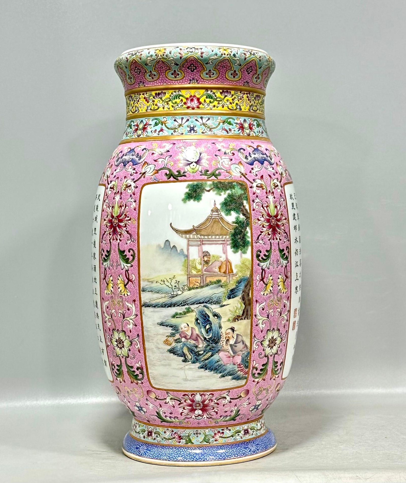 Qing Dynasty Qianlong a lantern vase with a scroll mouth and a scroll-mouthed lantern vase