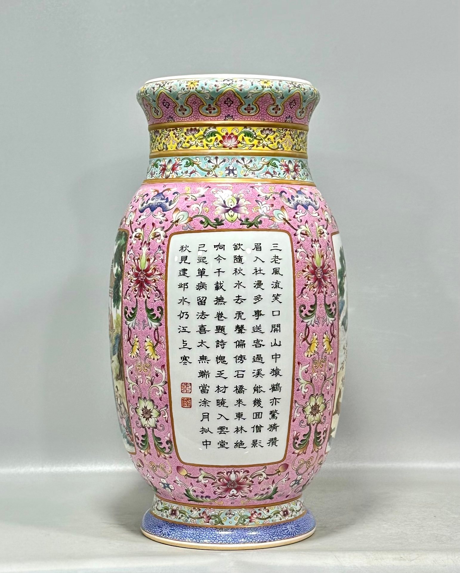 Qing Dynasty Qianlong a lantern vase with a scroll mouth and a scroll-mouthed lantern vase
