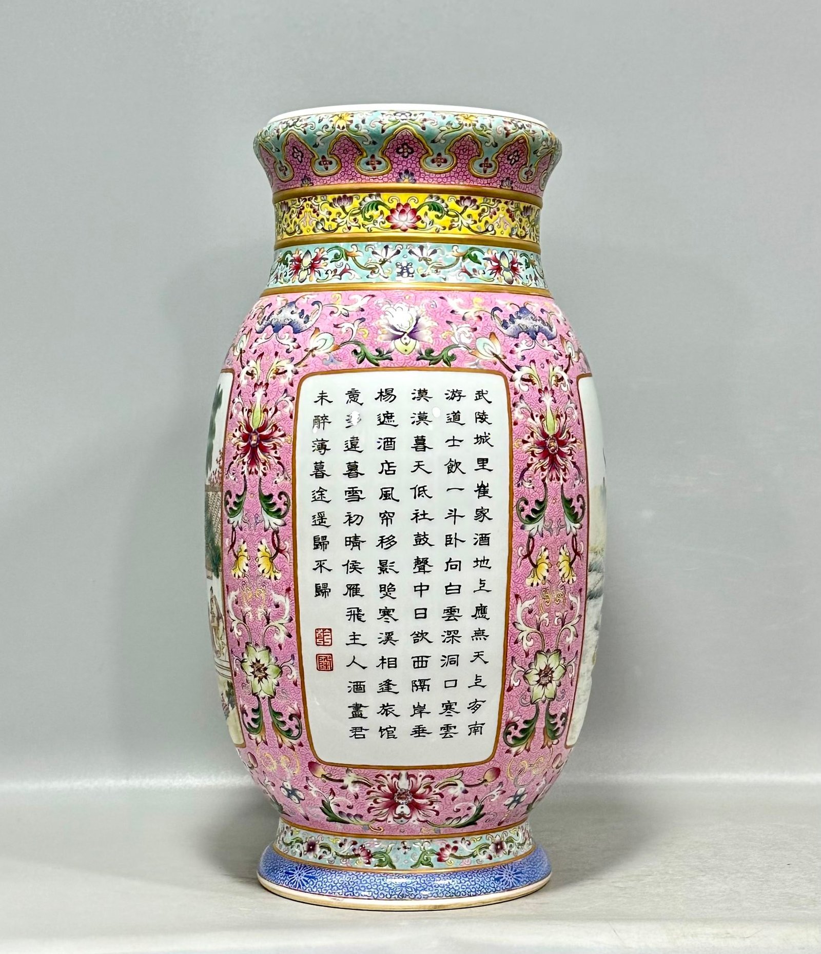 Qing Dynasty Qianlong a lantern vase with a scroll mouth and a scroll-mouthed lantern vase