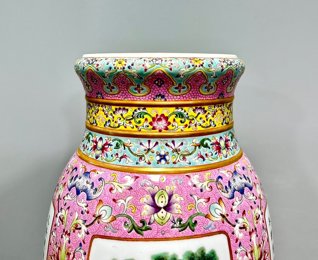 Qing Dynasty Qianlong a lantern vase with a scroll mouth and a scroll-mouthed lantern vase