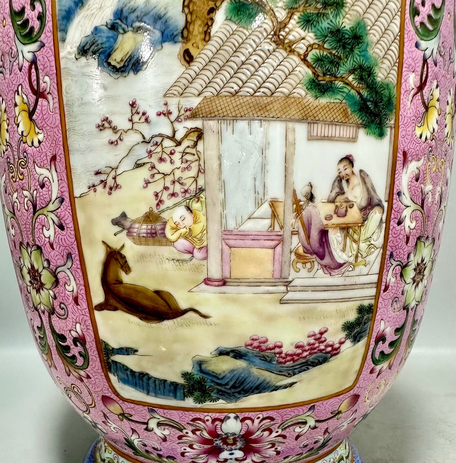 Qing Dynasty Qianlong a lantern vase with a scroll mouth and a scroll-mouthed lantern vase