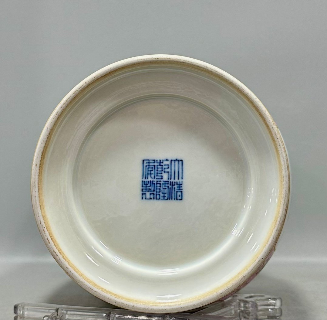 Qing Dynasty Qianlong a lantern vase with a scroll mouth and a scroll-mouthed lantern vase
