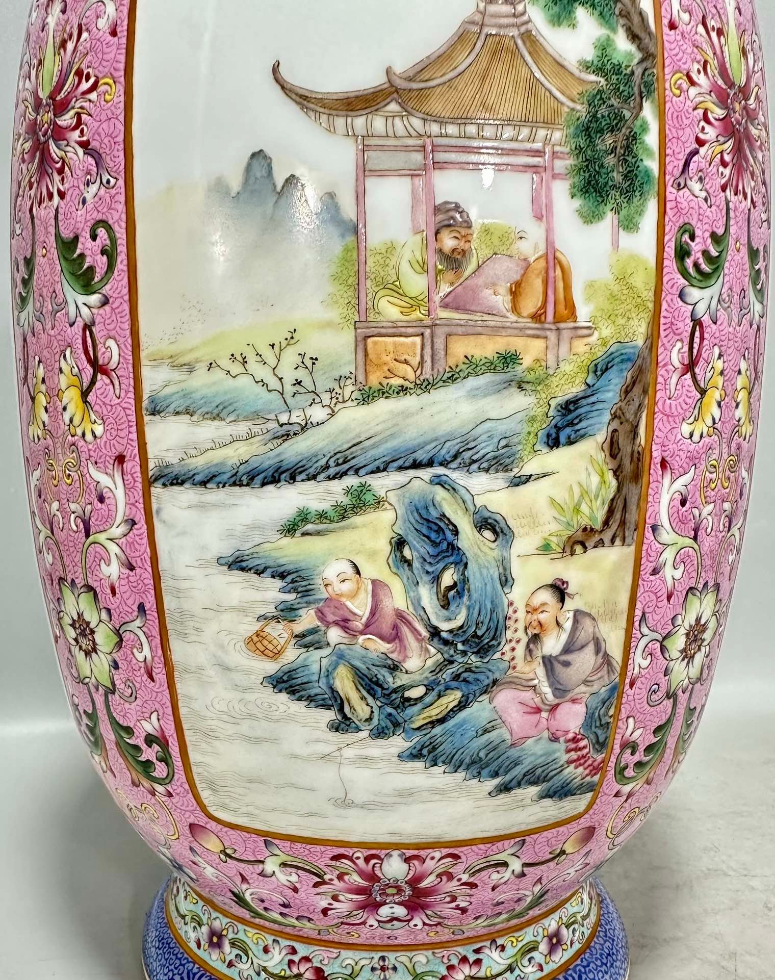 Qing Dynasty Qianlong a lantern vase with a scroll mouth and a scroll-mouthed lantern vase