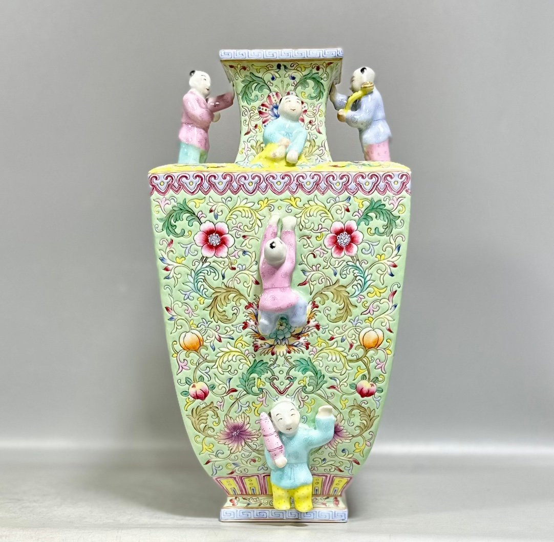 Qing Dynasty Qianlong Yangcai Greenland Passion flower Twisted Branches Square Vase
