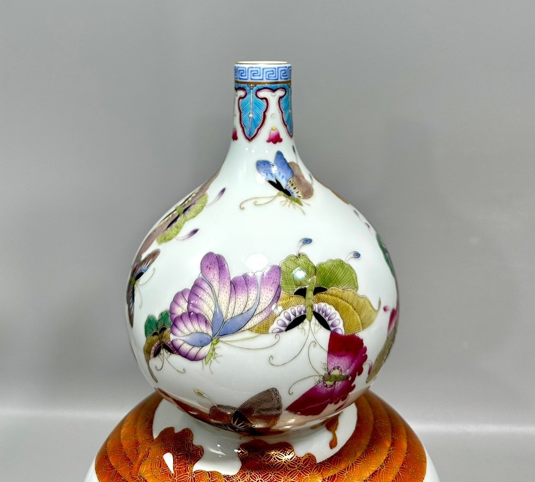 Qing Dynasty Qianlong enamel butterfly pattern coat and gourd vase