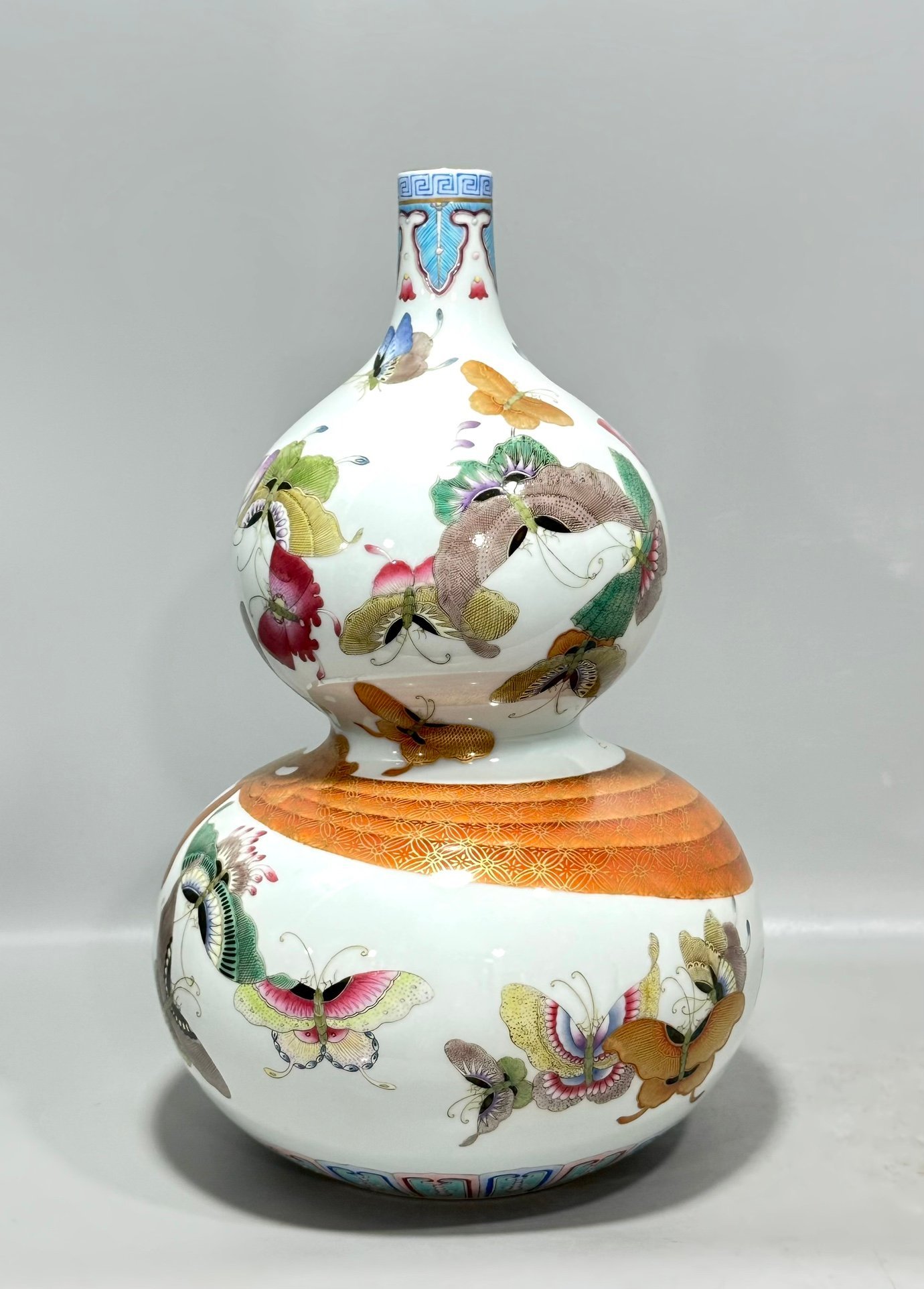 Qing Dynasty Qianlong enamel butterfly pattern coat and gourd vase