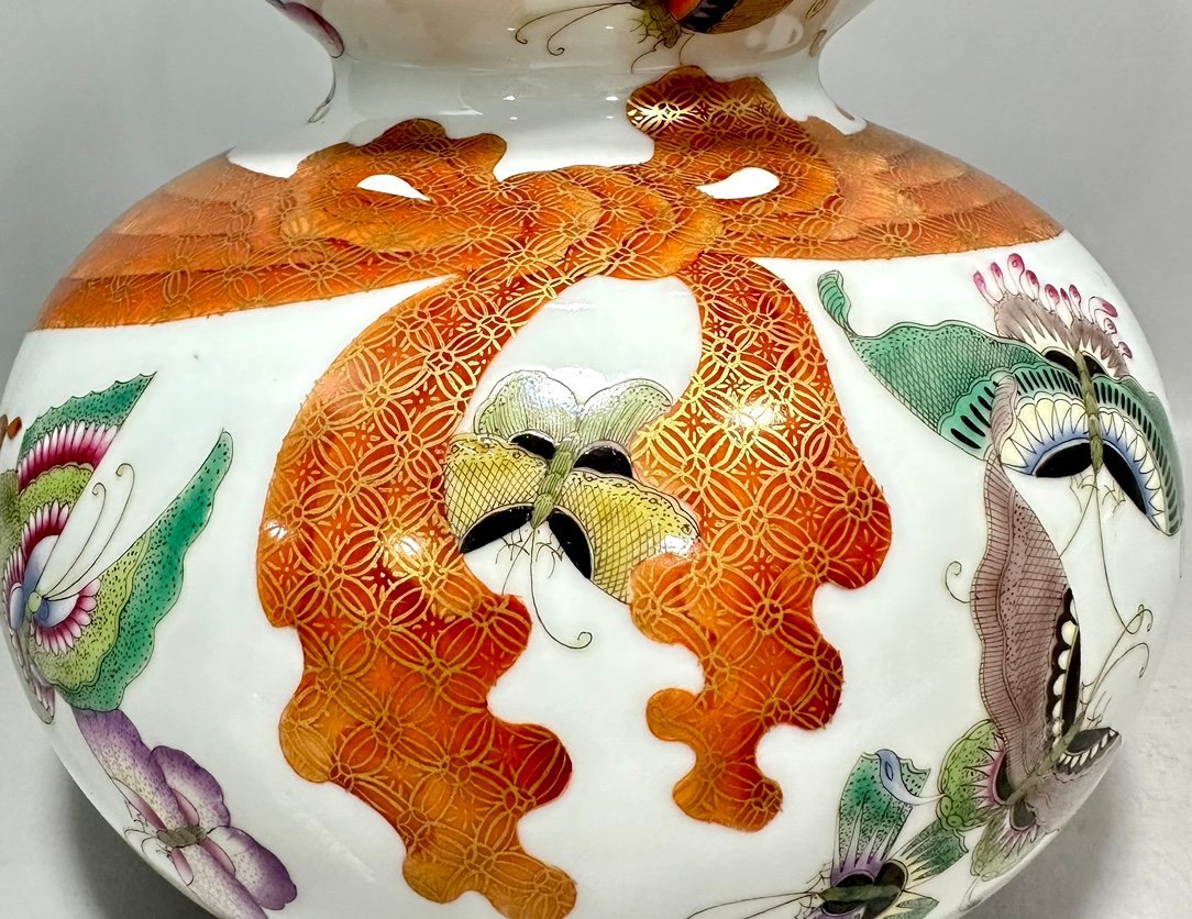 Qing Dynasty Qianlong enamel butterfly pattern coat and gourd vase