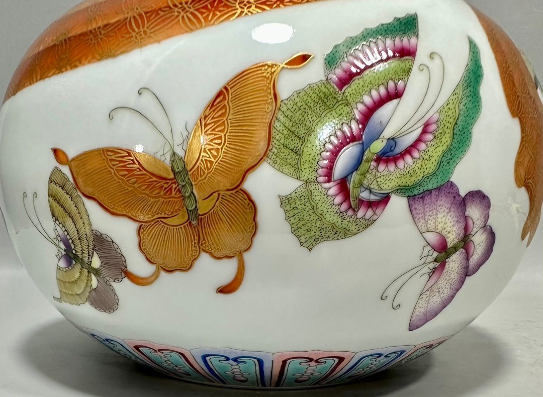 Qing Dynasty Qianlong enamel butterfly pattern coat and gourd vase