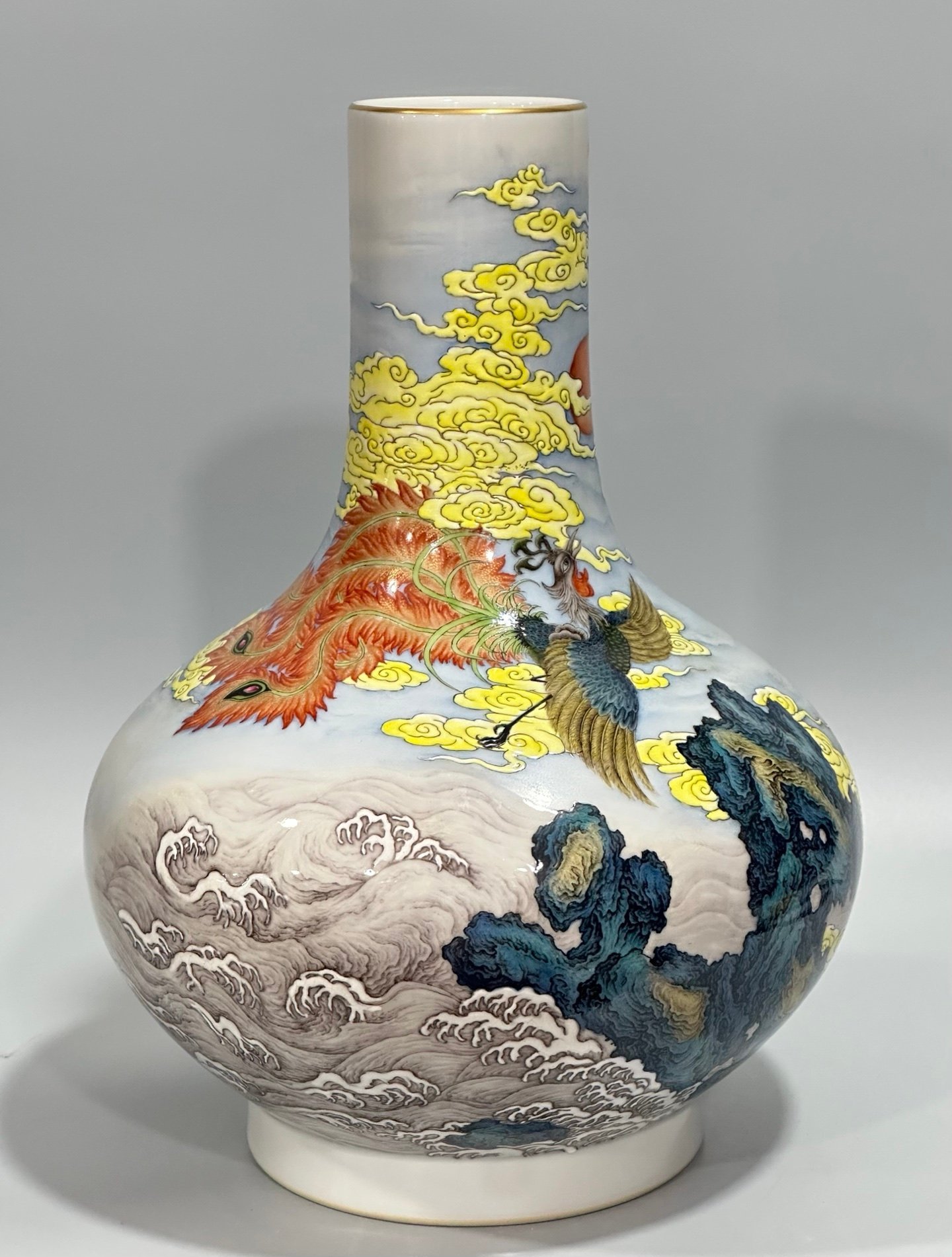 Qing Dynasty Qianlong Enamel water chestnut vase with red phoenix