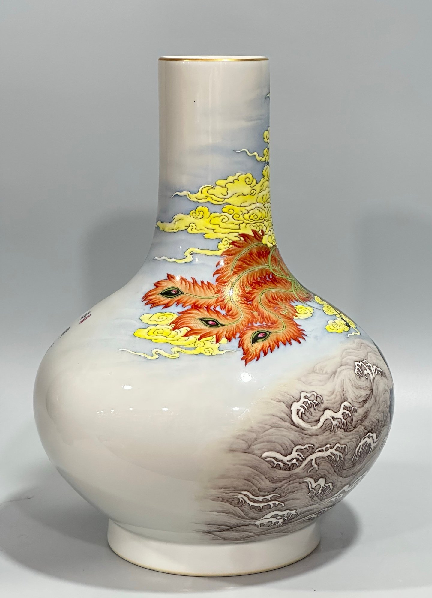 Qing Dynasty Qianlong Enamel water chestnut vase with red phoenix