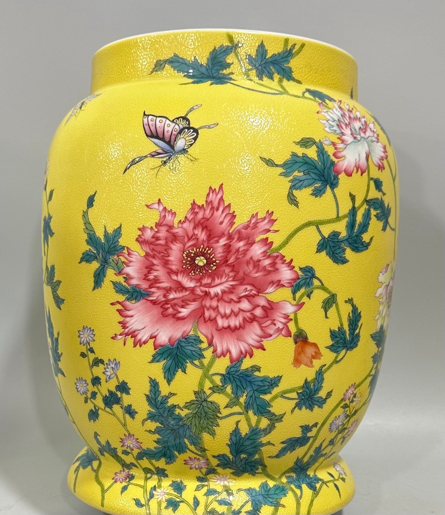 Qing Dynasty Qianlong Enamel lemon yellow glaze orbital flower and bird poetry covered jar