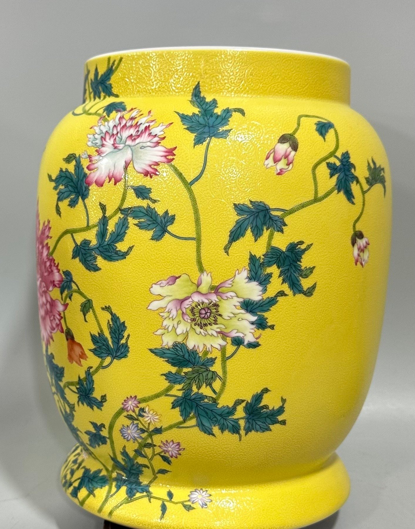 Qing Dynasty Qianlong Enamel lemon yellow glaze orbital flower and bird poetry covered jar