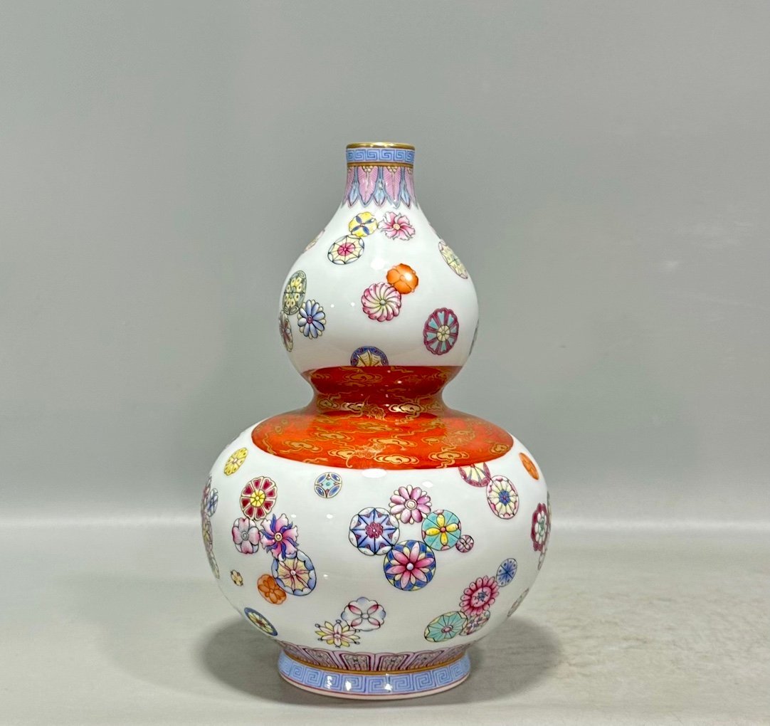 Qing Dynasty Qianlong Enamel leather ball pattern bag-shaped gourd vase