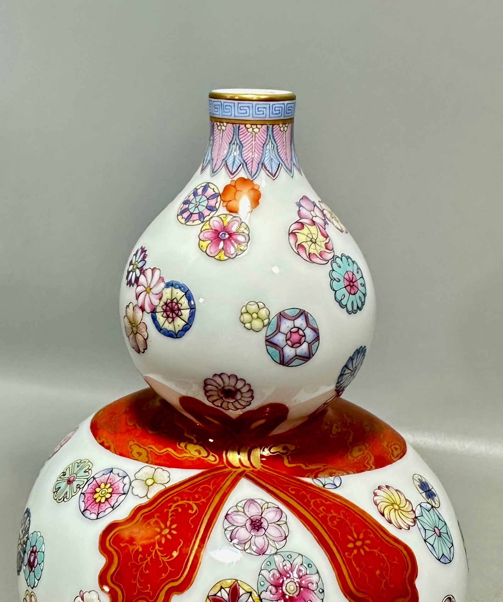 Qing Dynasty Qianlong Enamel leather ball pattern bag-shaped gourd vase