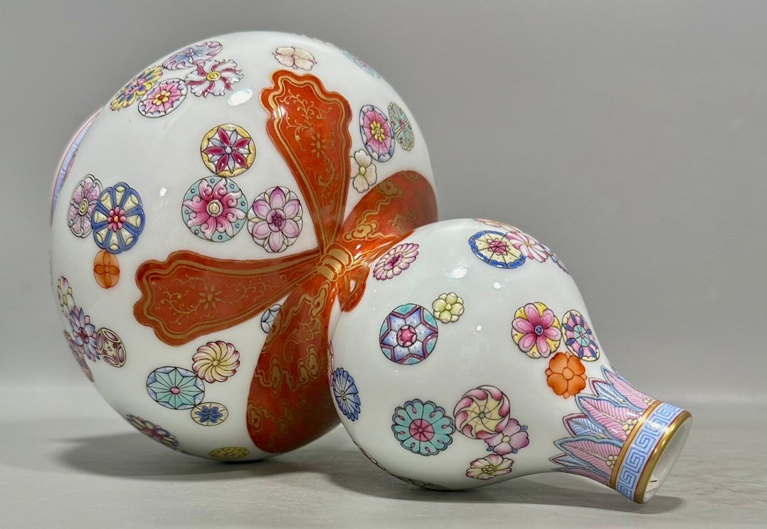 Qing Dynasty Qianlong Enamel leather ball pattern bag-shaped gourd vase