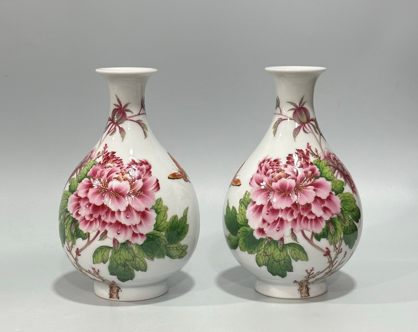Qing Dynasty Qianlong Enamel Lang Shining flower and bird poetry jade pot spring vase