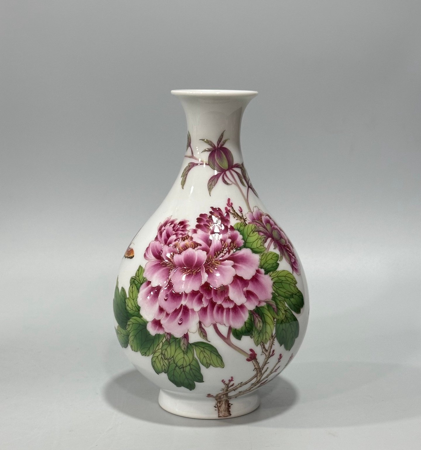 Qing Dynasty Qianlong Enamel Lang Shining flower and bird poetry jade pot spring vase