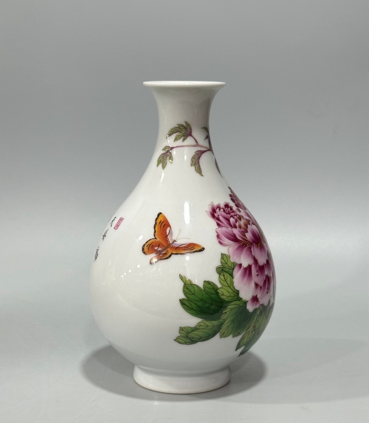 Qing Dynasty Qianlong Enamel Lang Shining flower and bird poetry jade pot spring vase