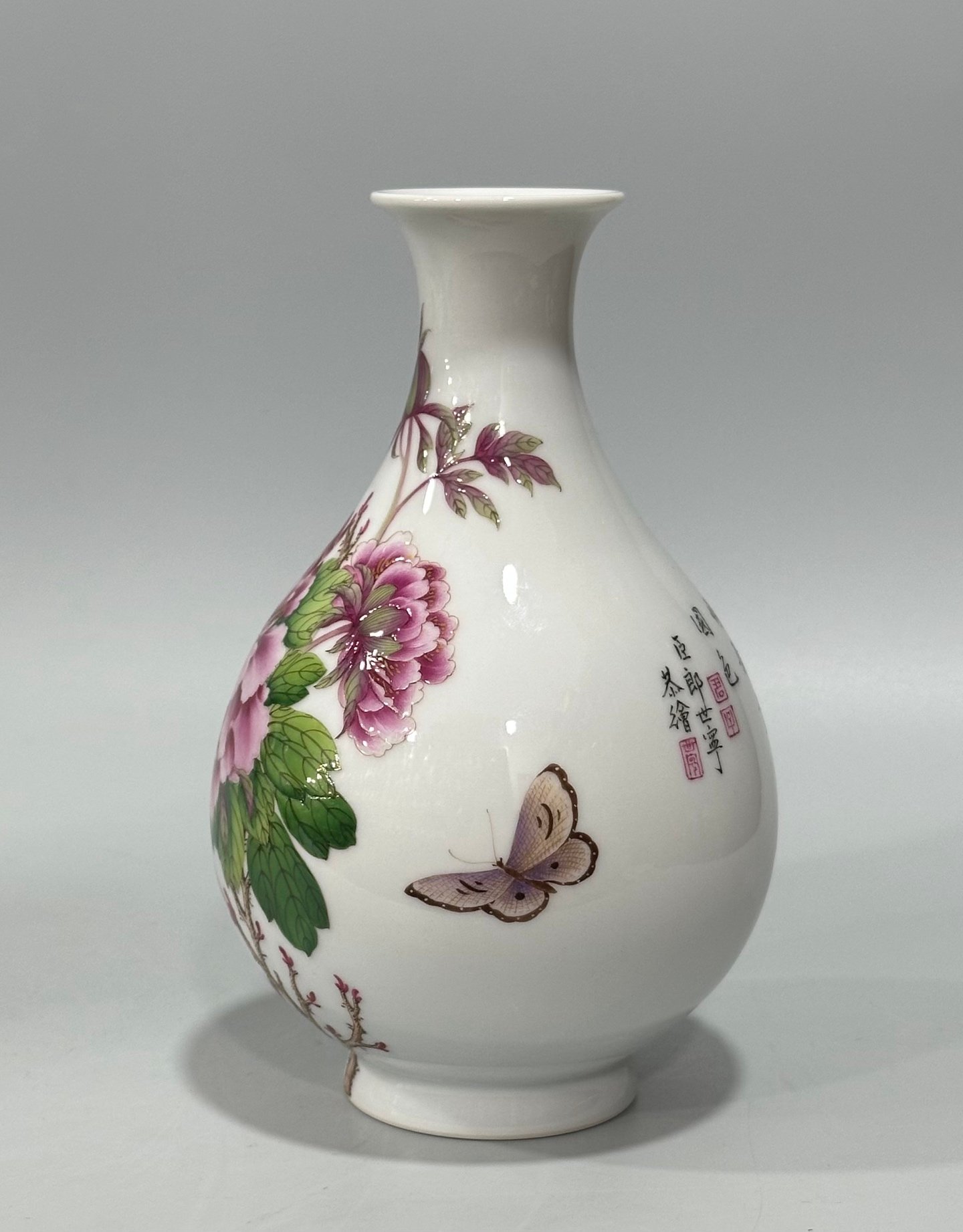 Qing Dynasty Qianlong Enamel Lang Shining flower and bird poetry jade pot spring vase