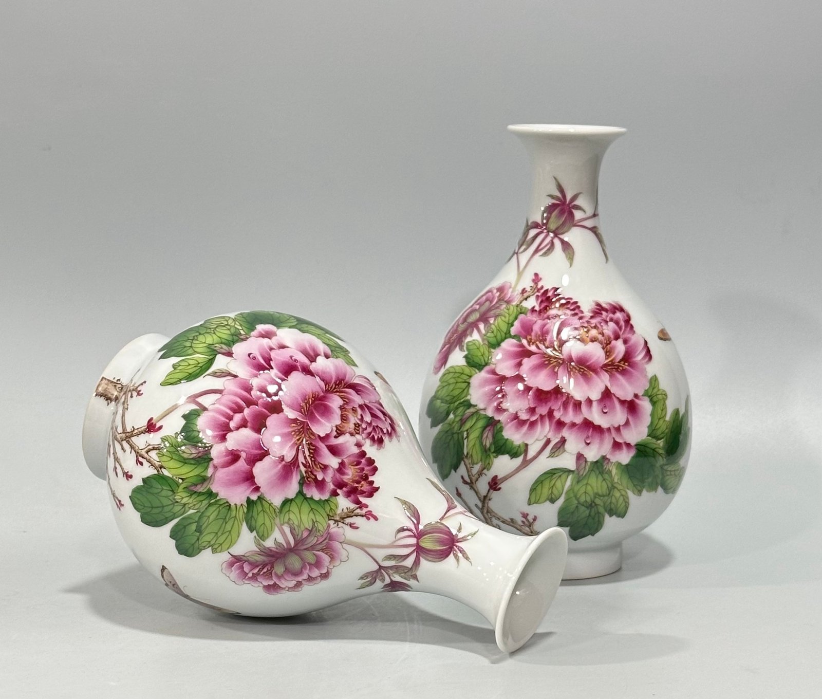 Qing Dynasty Qianlong Enamel Lang Shining flower and bird poetry jade pot spring vase