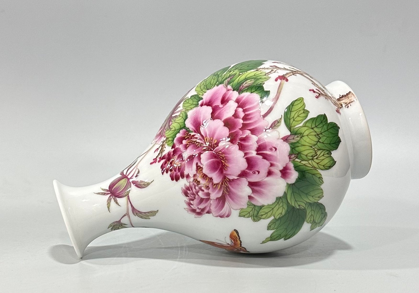 Qing Dynasty Qianlong Enamel Lang Shining flower and bird poetry jade pot spring vase