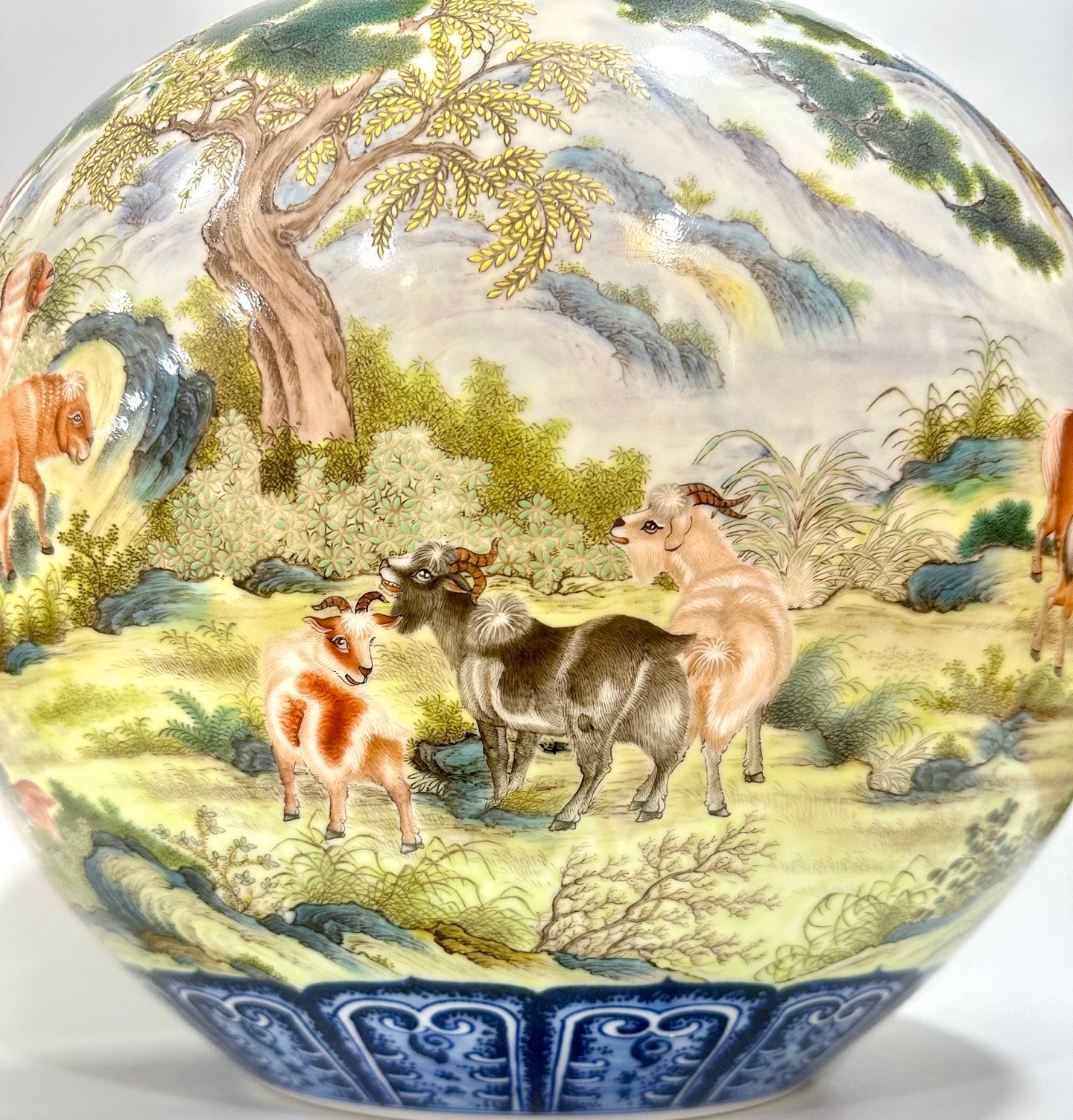 Qing Dynasty Qianlong Enamel blue lace celestial sphere vase