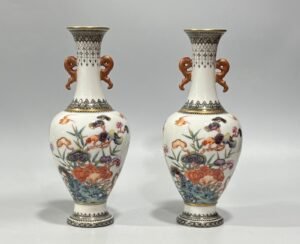 Qing Dynasty Qianlong Enamel black material with gold ganoderma bat pattern