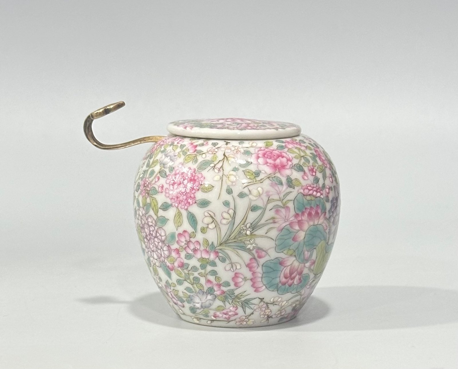 Qing Dynasty Qianlong Pastel colored jar with small lid