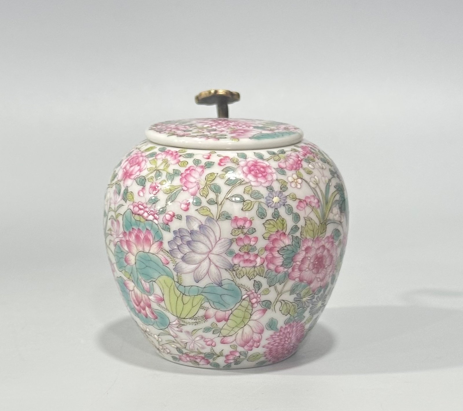 Qing Dynasty Qianlong Pastel colored jar with small lid