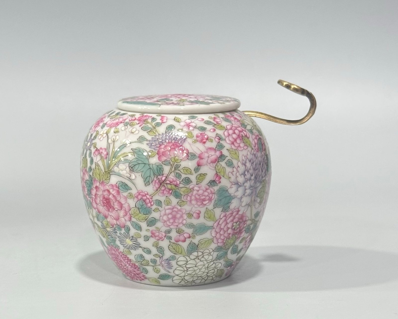 Qing Dynasty Qianlong Pastel colored jar with small lid
