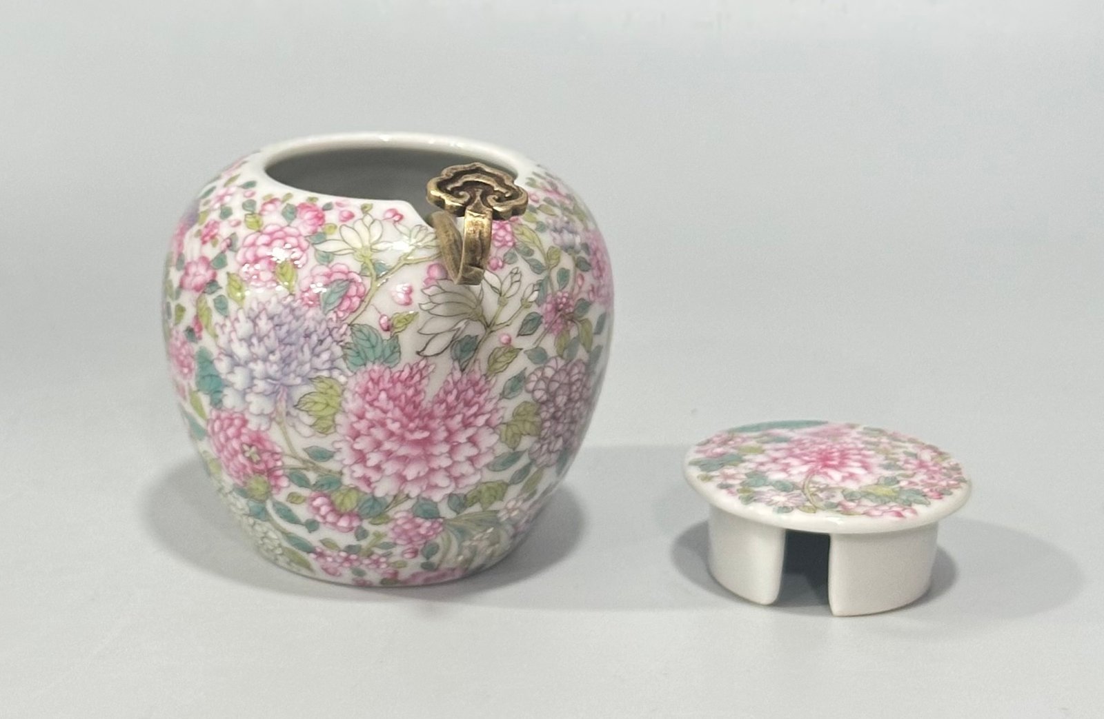 Qing Dynasty Qianlong Pastel colored jar with small lid