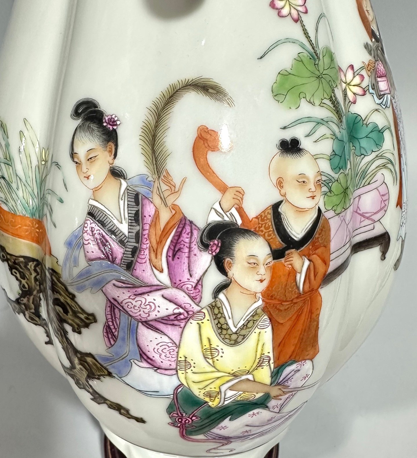 Qing Dynasty Qianlong double-eared begonia vase with pastel colors of elegant figures