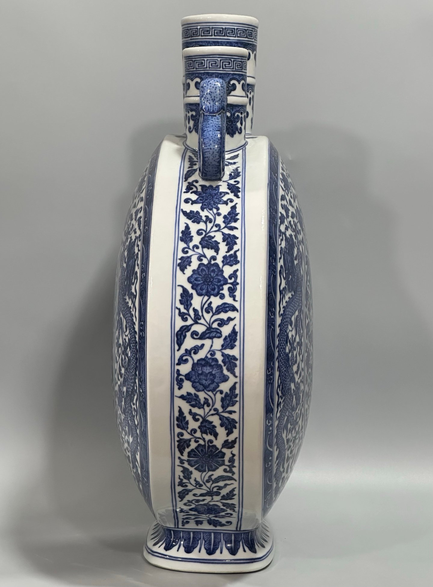 Qing Dynasty Qianlong Blue and white dragon-wrapped peony pattern three-tube moon-holding vase