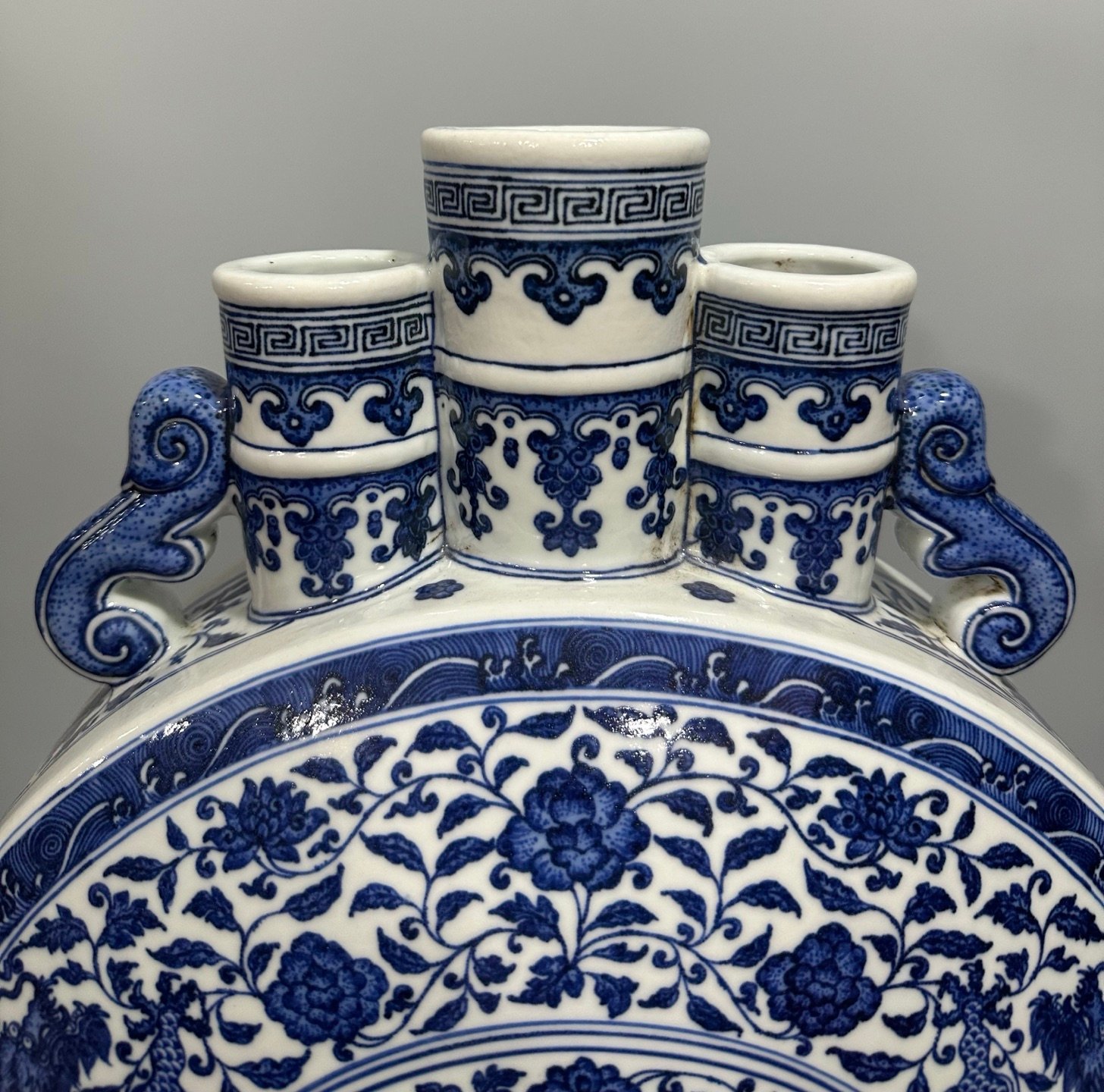 Qing Dynasty Qianlong Blue and white dragon-wrapped peony pattern three-tube moon-holding vase